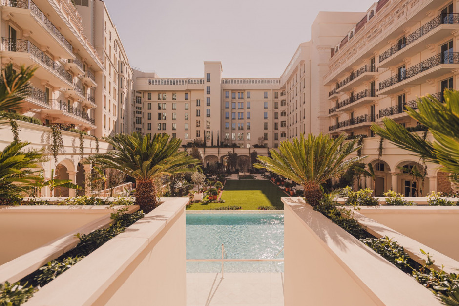 W ramach renowacji Carlton Cannes, A Regent Hotel dodano dwa efektowne skrzydła o pow. 20 tys. mkw. mieszczące luksusowe rezydencje, które otaczają tylną część hotelu, tworząc zamknięty ogród z eleganckimi tarasami, ręcznie wykonanymi altanami i największym hotelowym basenem bez krawędzi w Cannes,  fot. mat. prasowe IHG Hotels & Resorts