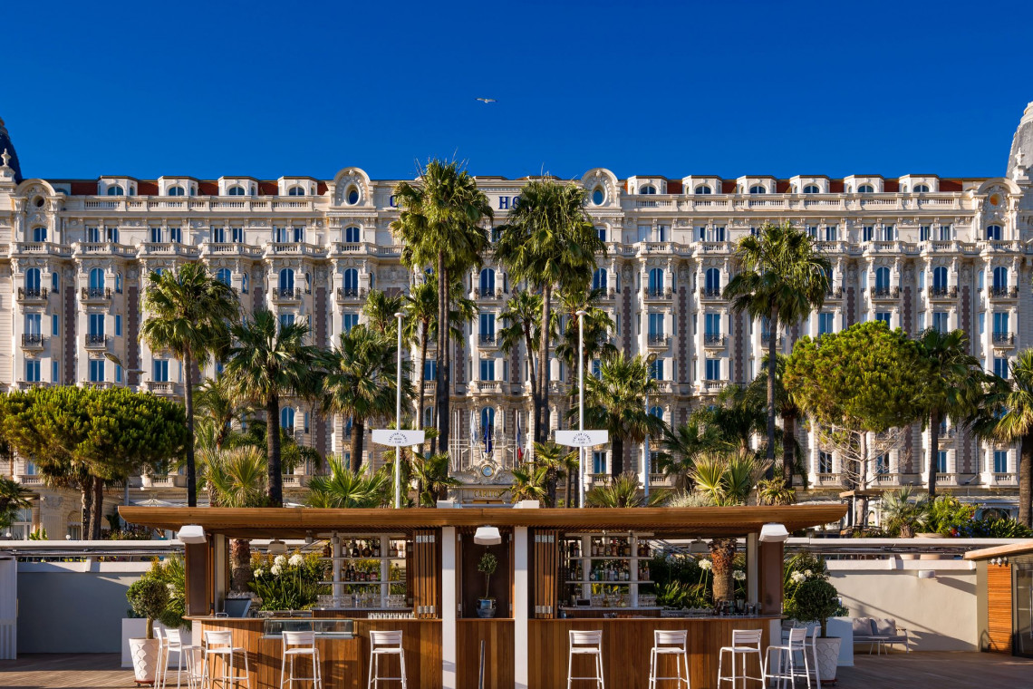 Klejnot Lazurowego Wybrzeża, kochany przez gwiazdy i prezydentów, ikoniczny hotel Carlton Cannes powraca w nowej odsłonie