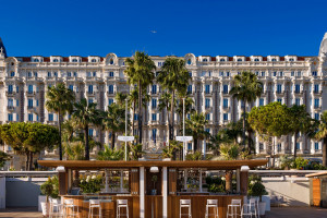 Klejnot Lazurowego Wybrzeża, kochany przez gwiazdy i prezydentów, ikoniczny hotel Carlton Cannes powraca w nowej odsłonie
