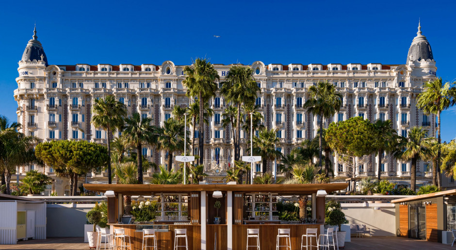 Ten hotel w Cannes to ikona. Ma 100 lat, uwielbiają go gwiazdy i prezydenci, i właśnie przeszedł spektakularny remont
