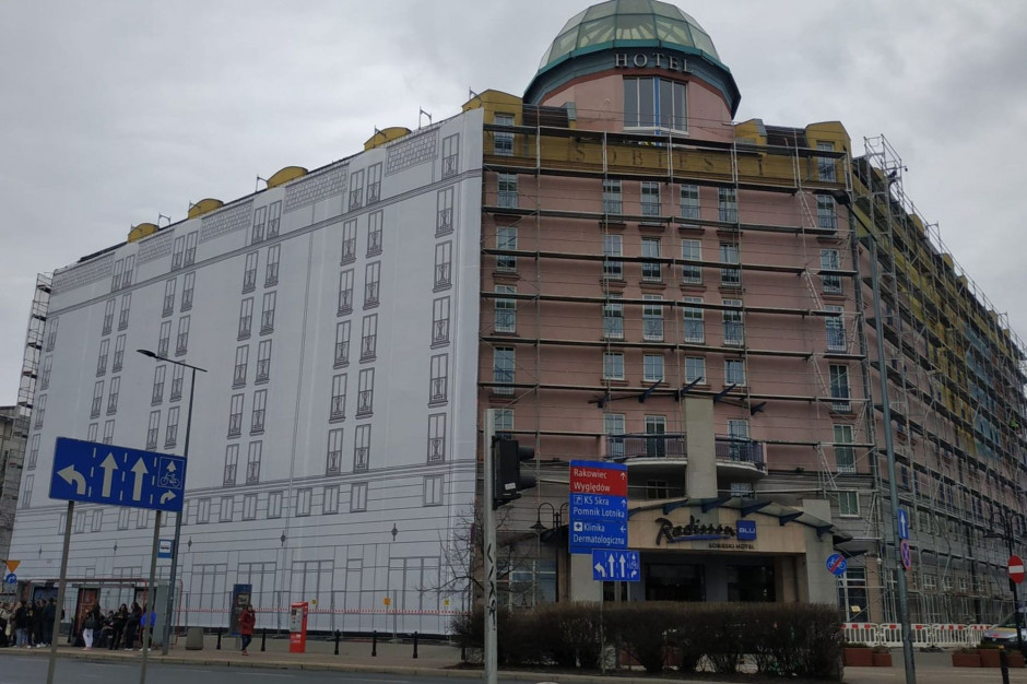 Fotorelacja: Hotel Sobieski w Warszawsie. Stoją już nie tylko rusztowania, ale zawisła wielka płachta na obiekcie zdradzająca, jak będzie wyglądał hotel w nowej odsłonie, fot. AL