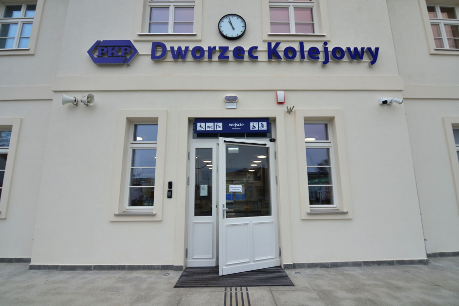 Dworzec we Władysławowie - renowacji poddano elewację dworca, która odzyskała jasnoszary kolor, z detalami oraz stolarką okienną  drzwiową w kolorze bieli, fot. PKP