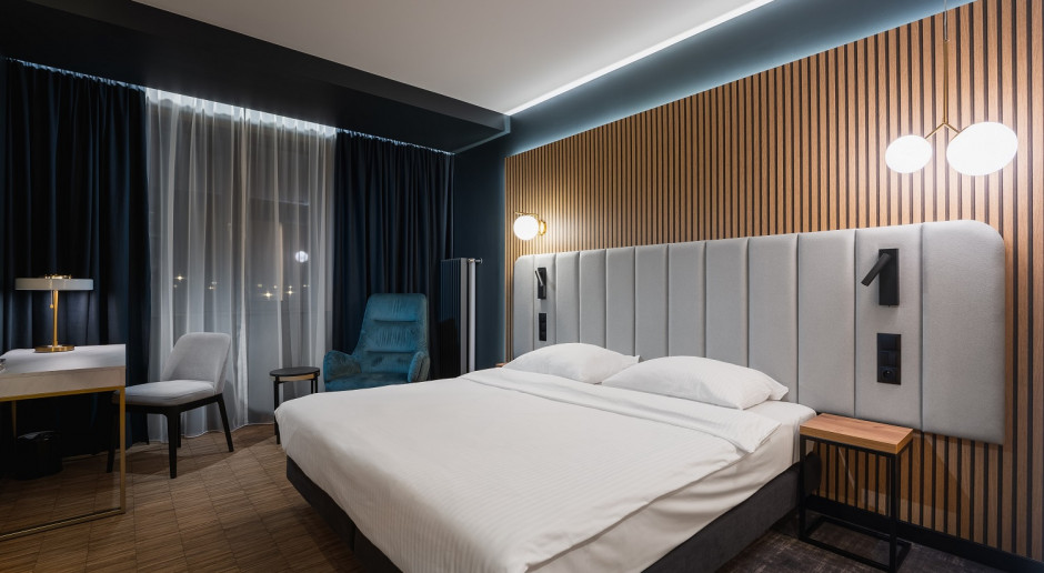 Przełamać loftowy charakter. Podwarszawski hotel na nowo