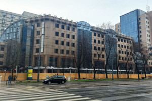 Fotorelacja: Rozbierają biurowiec Atrium International w Warszawie. Nic nie może się zmarnować