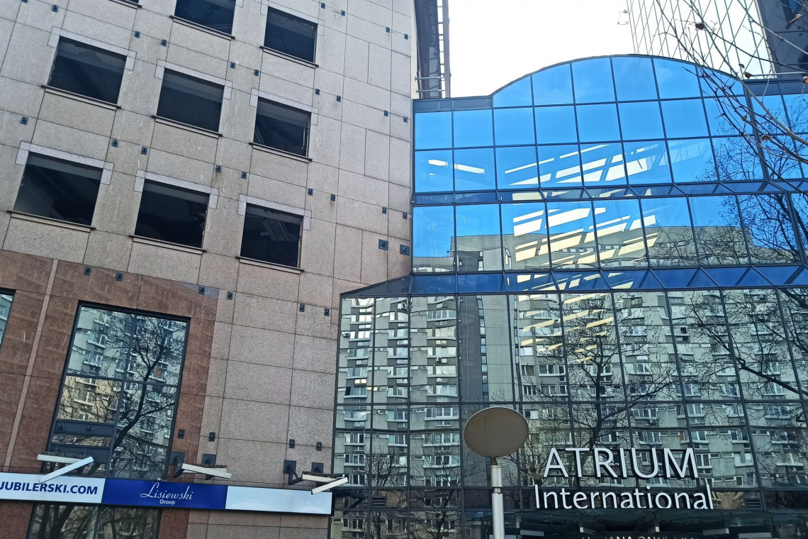 Fotorelacja: Rozbierają biurowiec Atrium International w Warszawie. Nic nie może się zmarnować