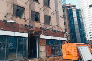 Fotorelacja: Rozbierają biurowiec Atrium International w Warszawie. Nic nie może się zmarnować