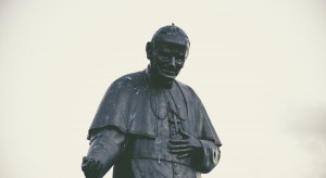 Pomnik Jana Pawła II w Stalowej Woli oblany czerwoną farbą