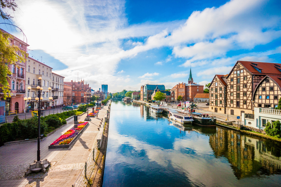 W Bydgoszczy od lat sukcesywnie są remontowane i zagospodarowane kolejne odcinki terenów w bezpośrednim sąsiedztwie Brdy. fot. Shutterstock / Tomasz Guzowski Atrakcyjny szlak spacerowy nad Brdą w Bydgoszczy już po rewitalizacji
