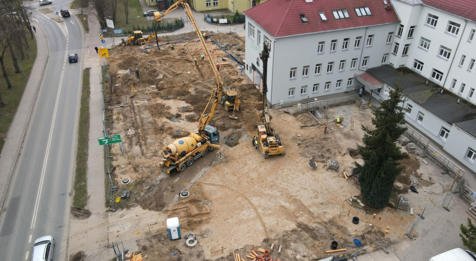 To tu powstaje pierwszy drewniany szpital w Polsce