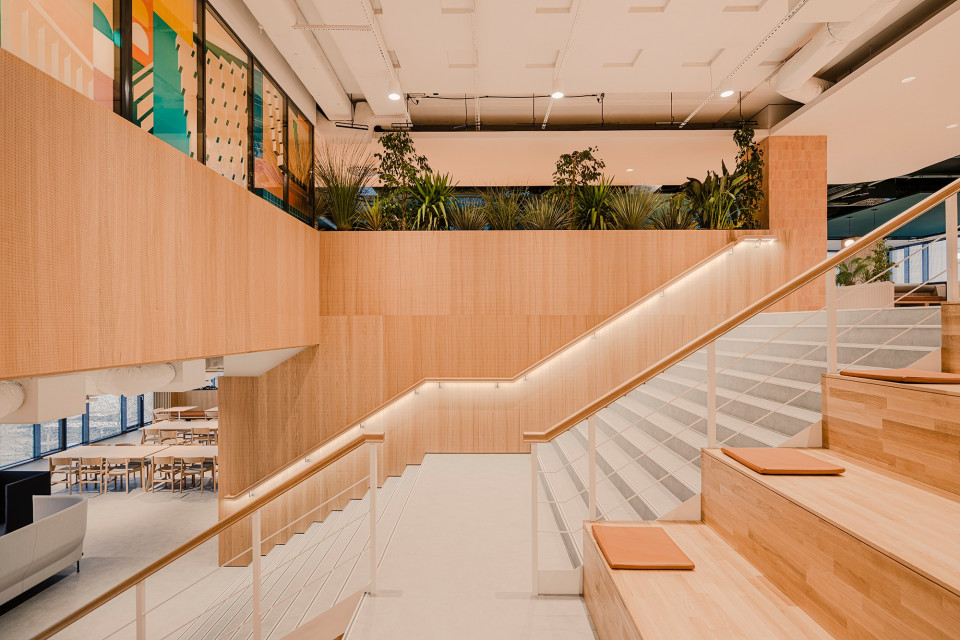 Ogromne schody trybuny łączą piętra w biurze. fot. PION Studio