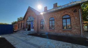 Historyczny dworzec w Sochaczewie przechodzi przebudowę. Sprawdzamy postępy!