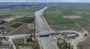 Most obrotowy w Nowakowie prawie gotowy. Co jeszcze słychać na budowie drogi wodnej na rzece Elbląg?