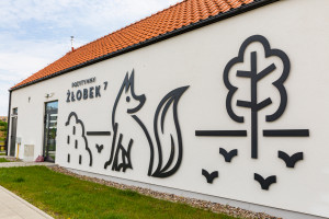 Fasady gdańskich żłobków "zasiedliły" zwierzęta. To nowy projekt Traffic Design