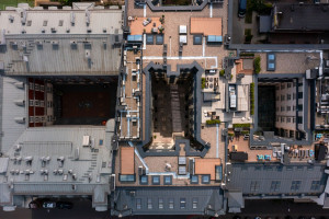 Penthouse z tarasem na dachu warszawskiej kamienicy. Widok zapiera dech w piersiach!