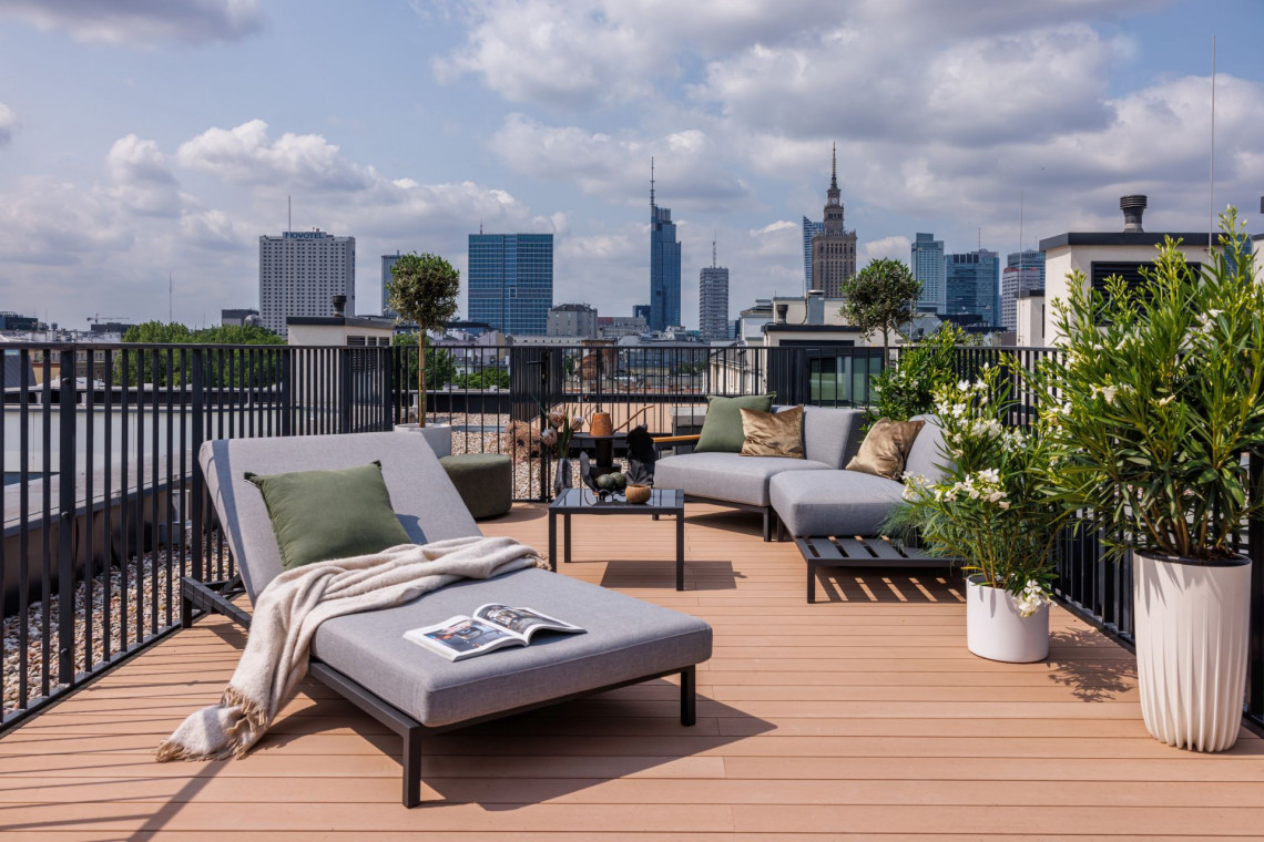 Penthouse przy ul. Foksal 13/15 ma taras na dachu, fot. Bartek Barczyk, Stylizacja Agnieszka Możdżer, Partnerzy sesji: BoConcept i Tomaszewski Penthouse z tarasem na dachu warszawskiej kamienicy. Widok zapiera dech w piersiach!