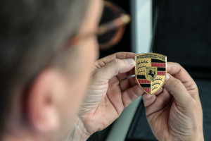 Porsche z nowym herbem. Ikoniczne logo przeszło metamorfozę