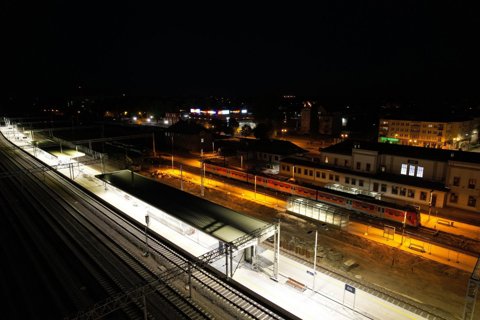 Orientację na stacji Ełk po zmroku ułatwi jasne i ekologiczne oświetlenie LED, fot. Szymon Grochowski, mat. PKP PLK