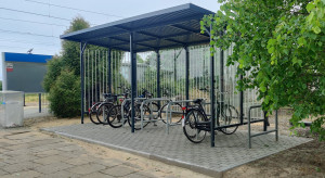 Przy stacjach kolejowych powstaje coraz więcej stojaków rowerowych. Oto niektóre z miejsc!