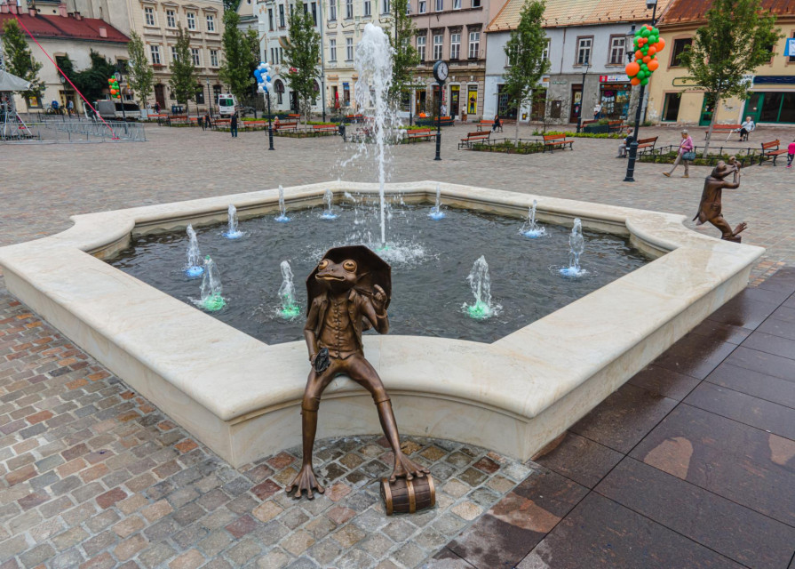 Na brzegu fontanny zasiadły dwie żaby, które nawiązują podobnych, jakie zdobią portal jednej z kamienic przy rynku. fot. Paweł Sowa, Magazyn Samorządowy W BIELSKU-BIAŁEJ