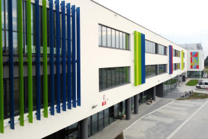 W Krakowie otwarto nowoczesną szkołę z boiskiem na dachu