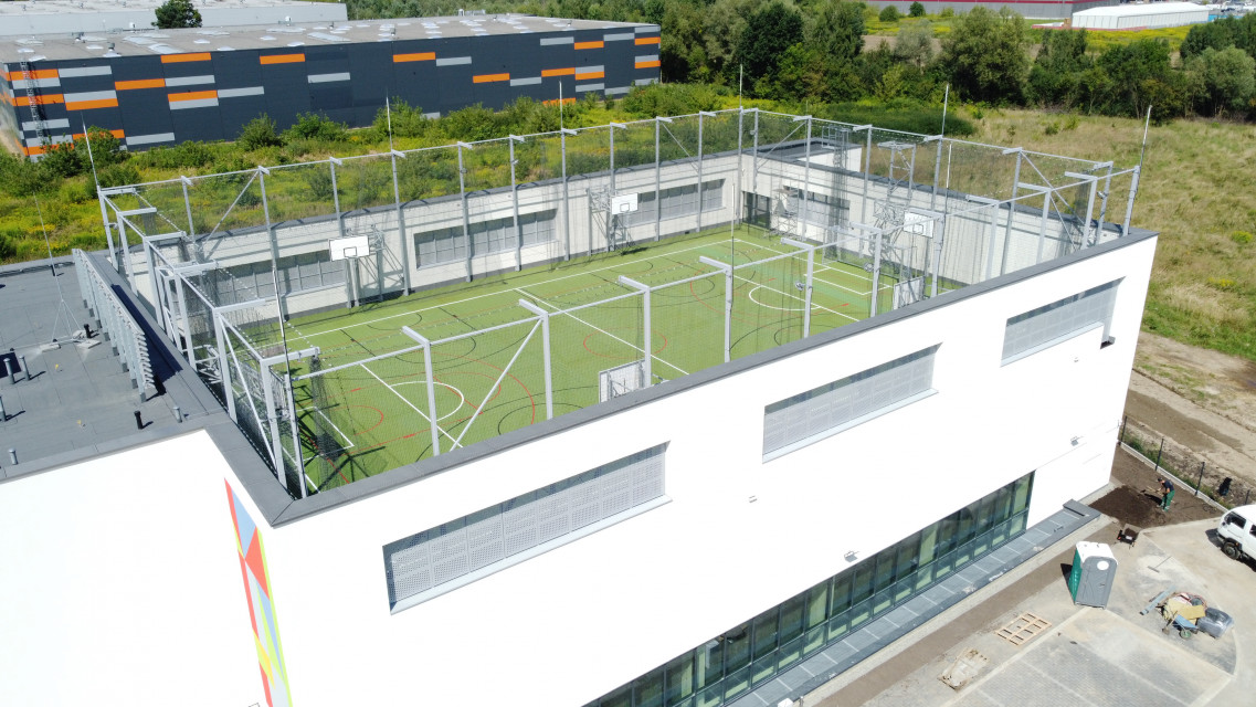 Na dachu hali sportowej szkoły powstało boisko, fot.  Miejskie Centrum Obsługi Oświaty w Krakowie
