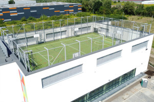 W Krakowie otwarto nowoczesną szkołę z boiskiem na dachu