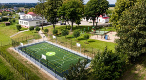 Szkoła w Sychowie zyskała nowe wielofunkcyjne boisko. Na otwarciu sławni sportowcy