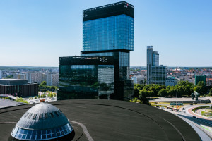 Katowice z nowym skwerem miejskim. Powstał przy biurowcach .KTW