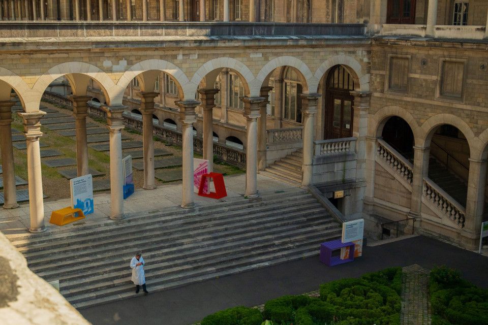 Instalacje zaprojektowane przez Studio Boloz na dziedzińcu Hôtel-Dieu, fot. Julian Fraile