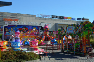 Park rozrywki stanął przed centrum handlowym w Częstochowie