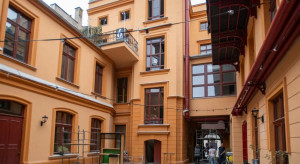 Remont kultowego podwórka w Łodzi na finiszu
