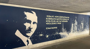 Przejście na stacji Warszawa Wschodnia z nowym muralem. Przedstawia Romana Dmowskiego
