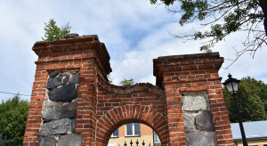 Zabytkowa brama w Wólce Nosowskiej wpisana do rejestru zabytków