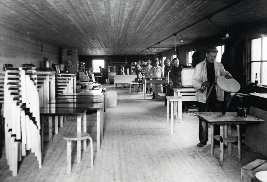 Produkcja stołka 60 w fabryce Artek w 1937 roku. W lewym rogu zdjęcia - stołki stojące jeden na drugim, fot. Artek, Domena publiczna via Wikimedia Commons