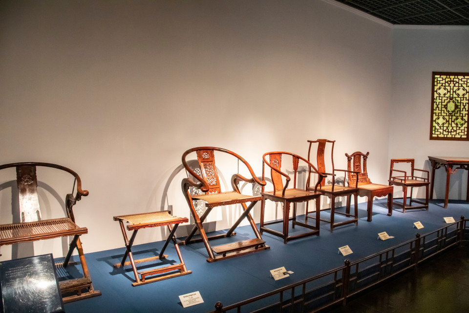Na zdjęciu drewniane krzesła z dynastii Ming w Muzeum w Shanghaju, fot. shutterstock / Danny Ye