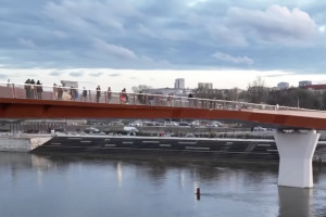 Nowy most pieszo-rowerowy w Warszawie otwarty! Tak się prezentuje