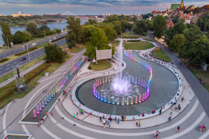 Kolorowe fontanny wracają do Warszawy na majówkę