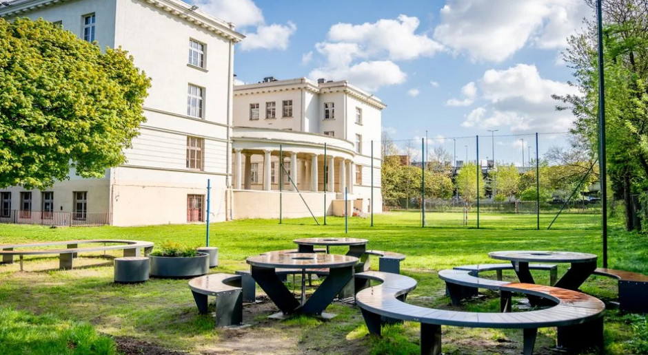 O oază de verdeață a fost creată lângă școala din Łódź.  Este un spațiu public pentru locuitori