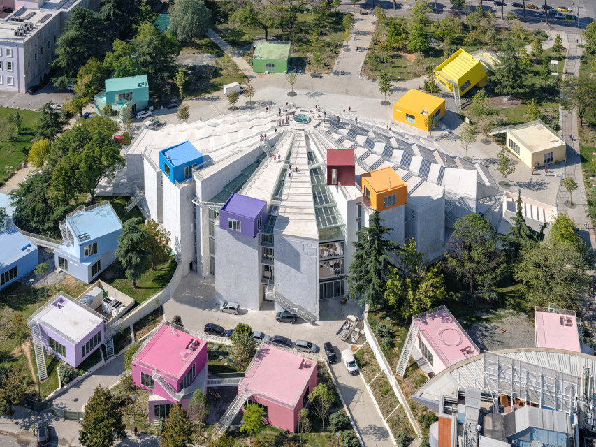 Projekt Pyramid of Tirana. Obiekt był pierwotnie zbudowany jako muzeum poświęcone komunistycznemu dyktatorowi Enverowi Hodży. W projekcie MVRDV został dramatycznie przekształcony w nowy rodzaj centrum kulturalnego. fot. Ossip van Duivenbode