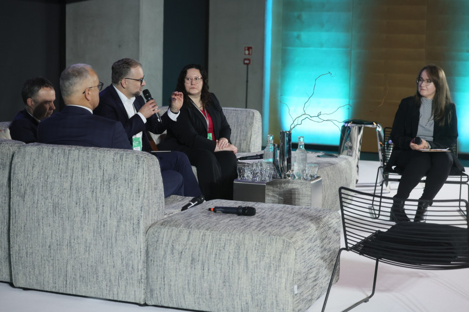 Uczestnicy debaty pt. Zielona transformacja budownictwa w Polsce. Materiały budowlane: cena, dostępność i ekologia