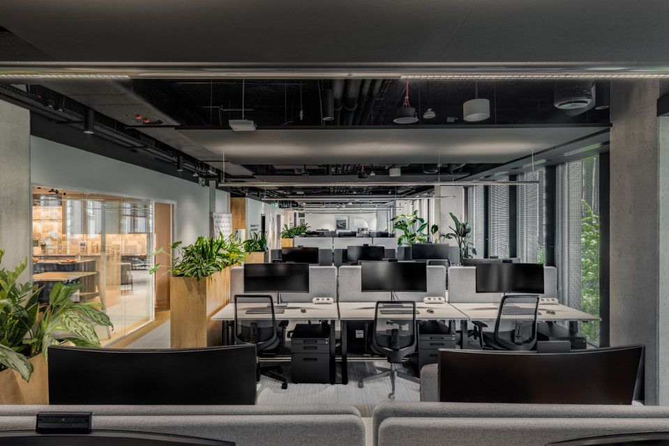 W układzie funkcjonalnym dominują otwarte przestrzenie - dwa open space’y dla zespołów analitycznych, trzeci, wyizolowany akustycznie obszar dla działu customer service Licencja: Materiały prasowe / The Design Group