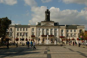 Odbetonują rynek w polskim mieście. Niemal 30 lat temu zrobili odwrotnie
