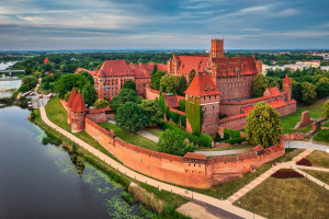 10 polskich skarbów zachwyciło świat. Obiekty z listy UNESCO, które warto zobaczyć choć raz w wakacje