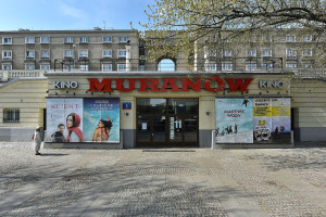 Kultowe warszawskie kino przechodzi remont. Nowa elewacja i neon inspirowany latami 50.