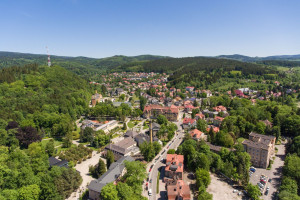 Ma ponad 120 lat i zachowaną drewnianą poczekalnię. Zabytkowy dworzec czeka wielka metamorfoza
